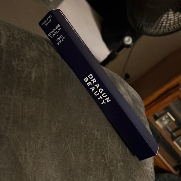 Dragon Beauty lip job liner and sharpener - Picture 1 of 2